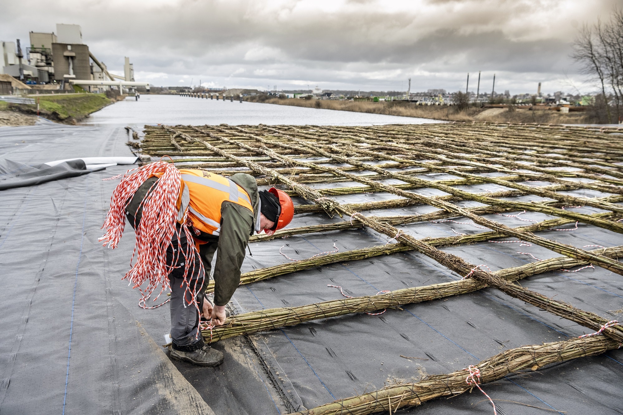 Hoe de bodem voor Zeesluis IJmuiden wordt beschermd - Land+Water