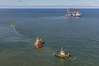 Eerste zeekabel voor aansluiting windparken begraven
